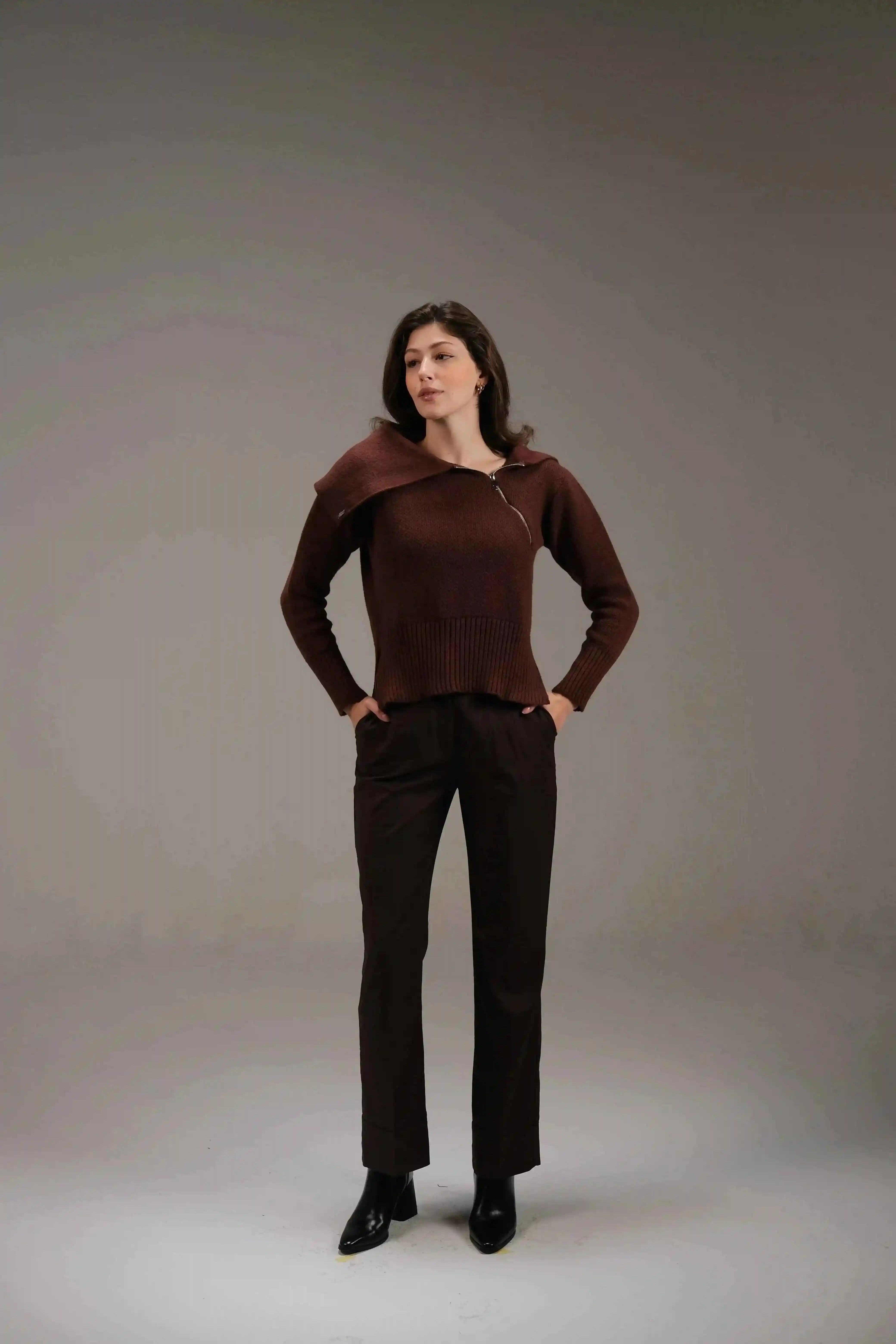 Trousers in Brown - A&Suz