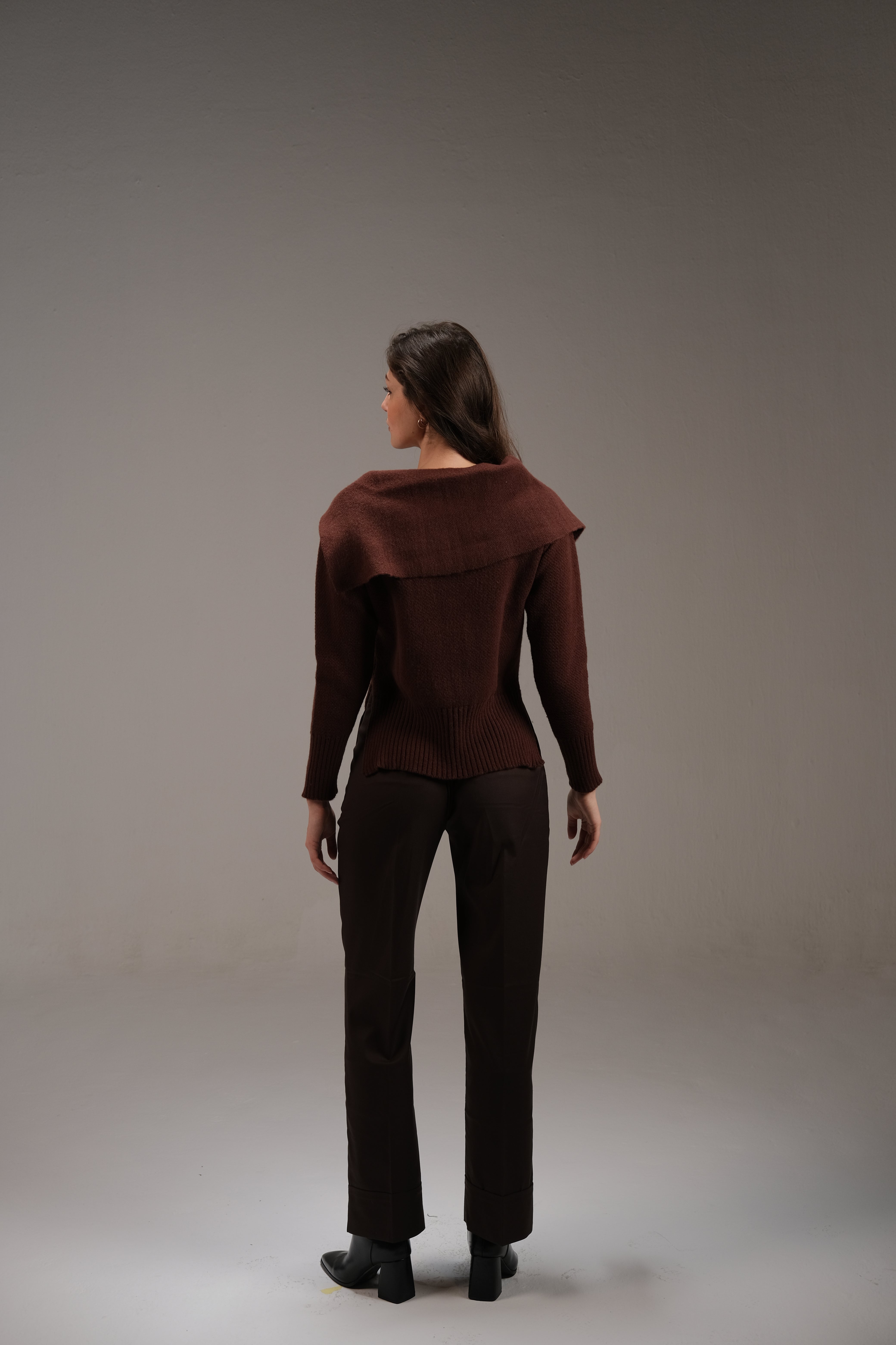 بلوزة قطنية محبوكة باللون البني