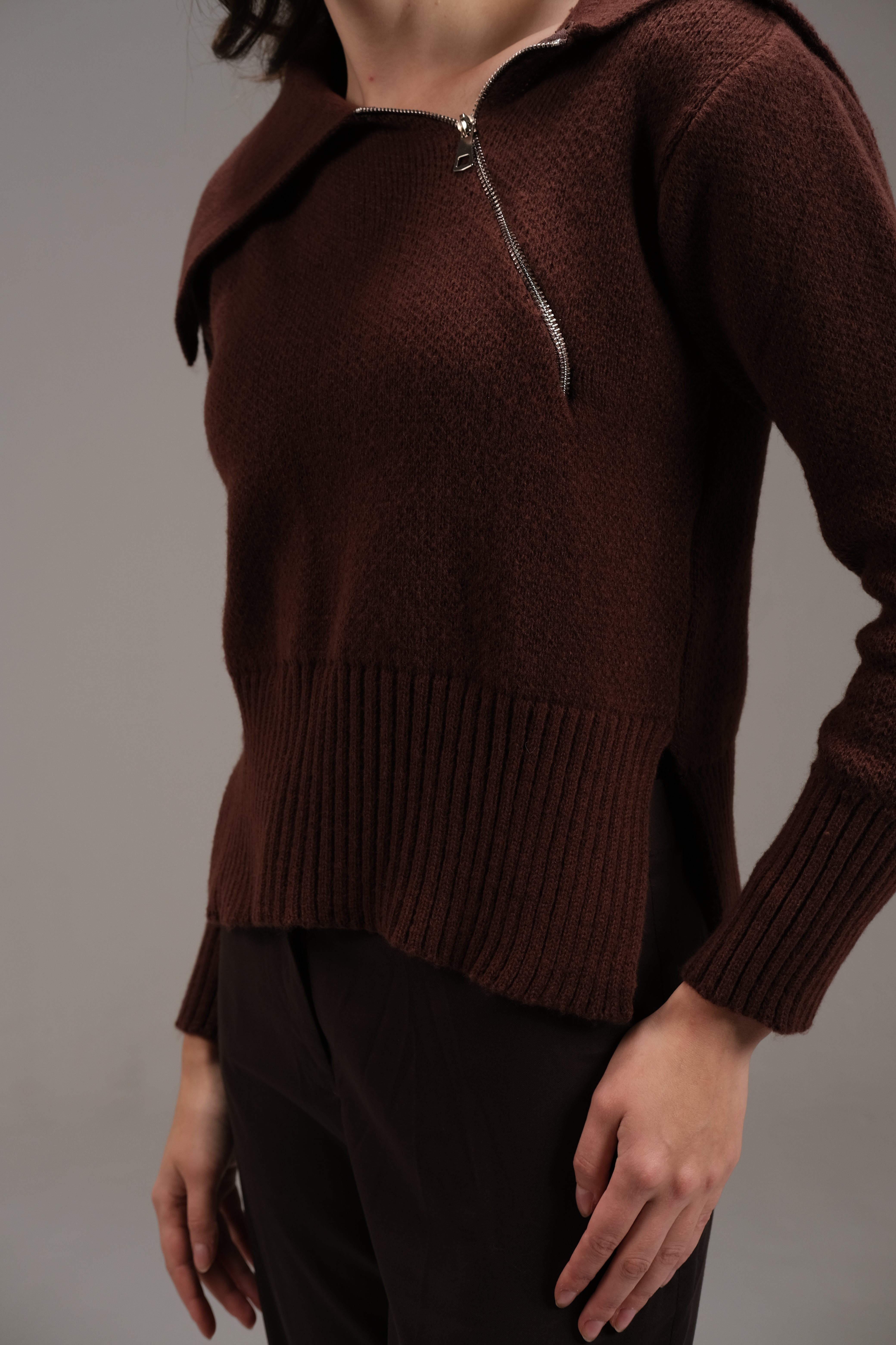 بلوزة قطنية محبوكة باللون البني