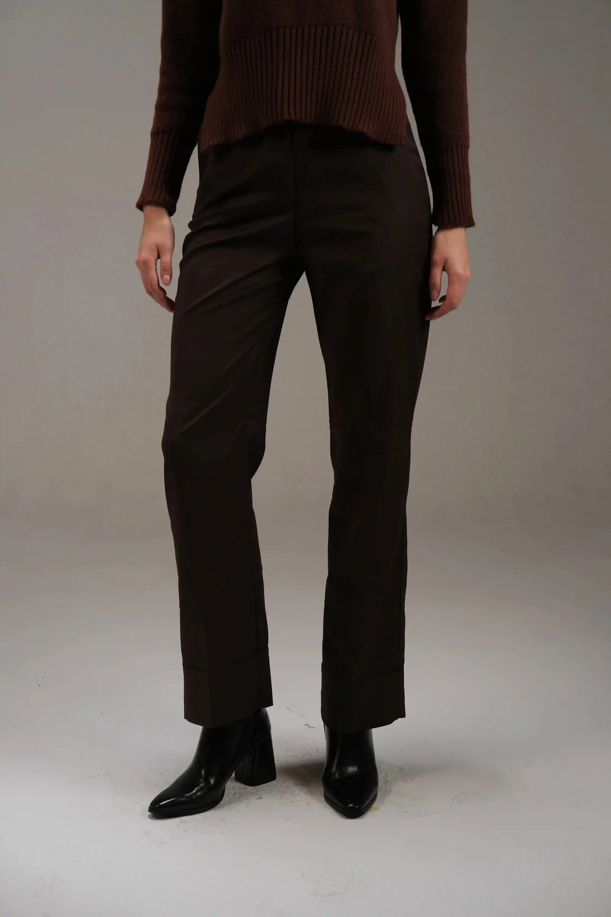 Trousers in Brown - A&Suz
