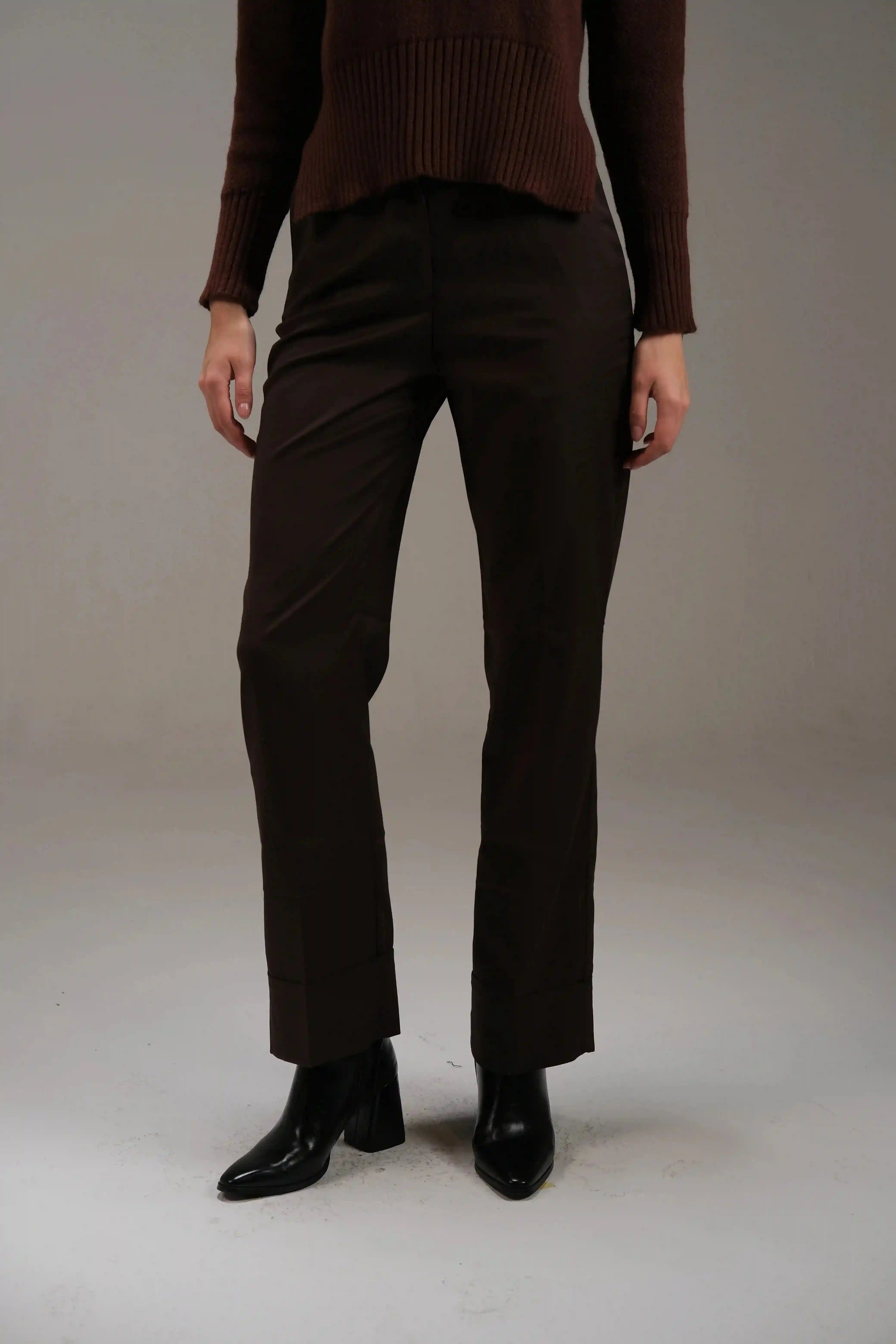 Trousers in Brown - A&Suz