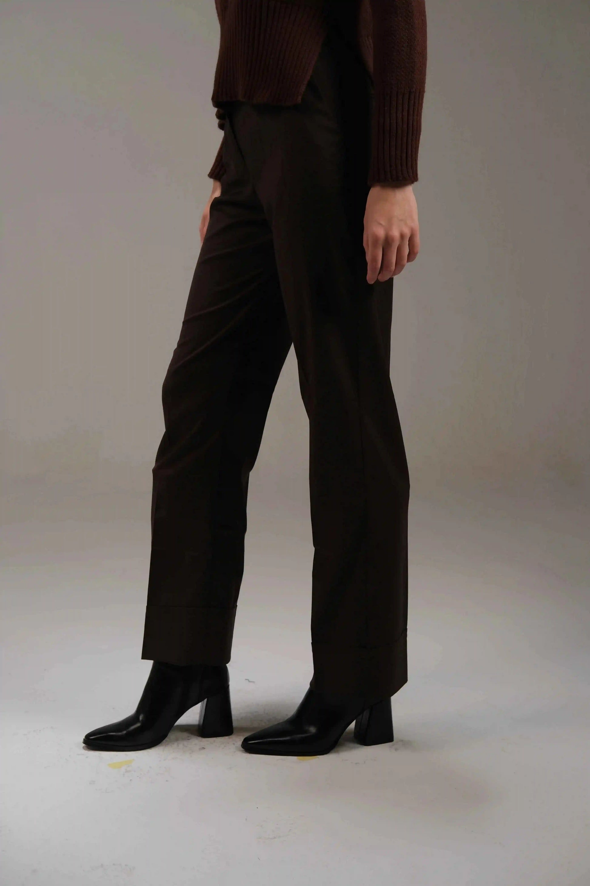 Trousers in Brown - A&Suz