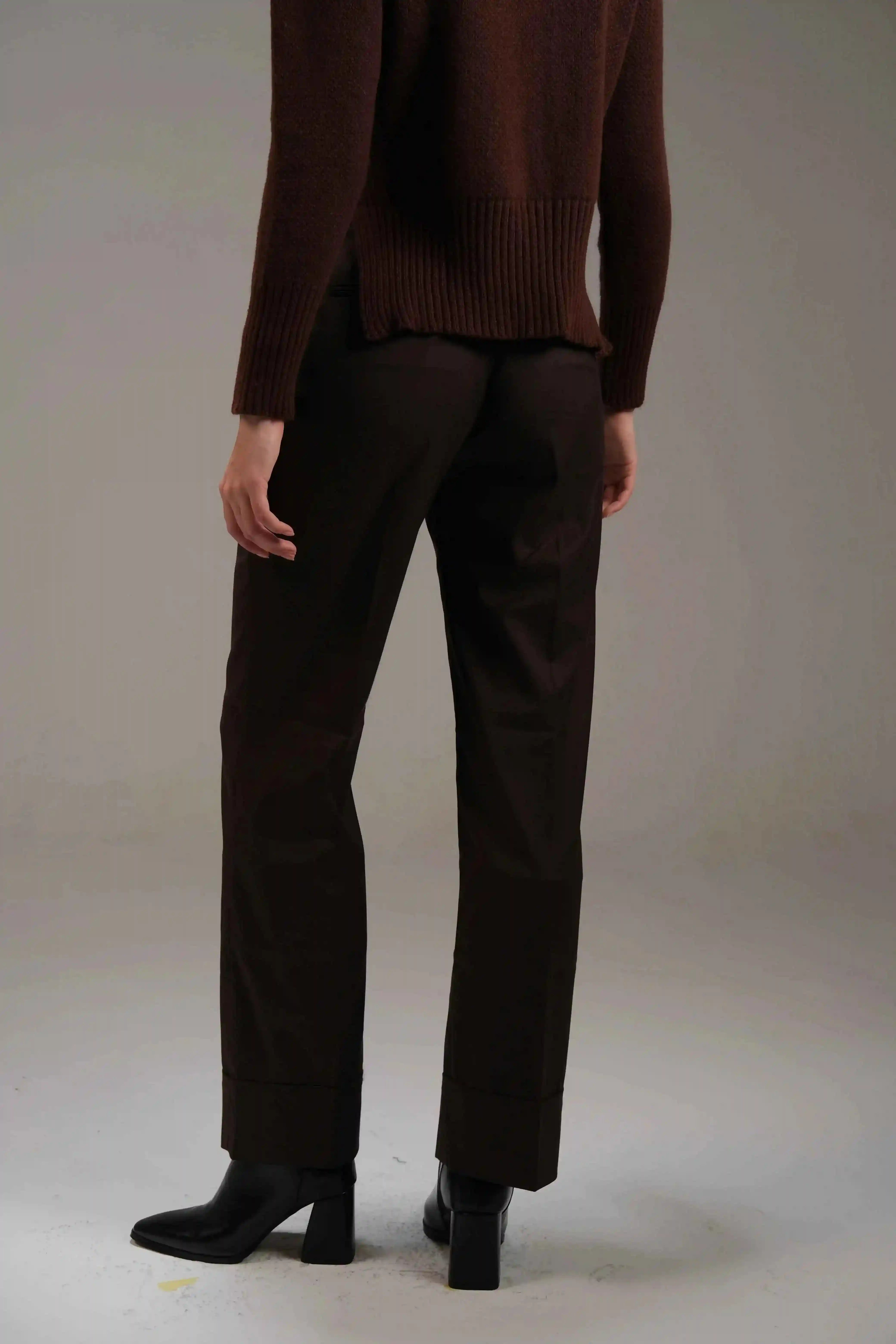 Trousers in Brown - A&Suz