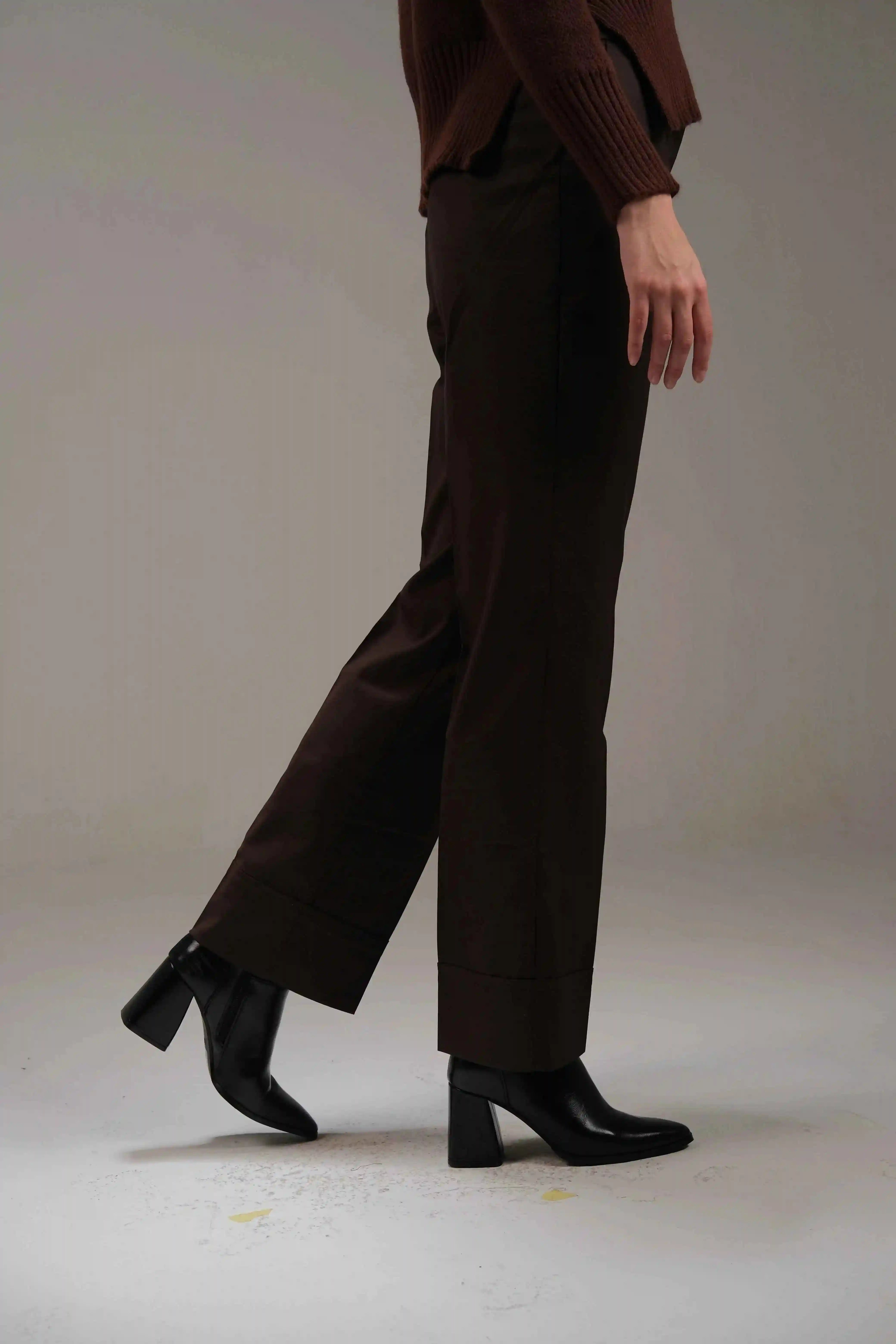 Trousers in Brown - A&Suz