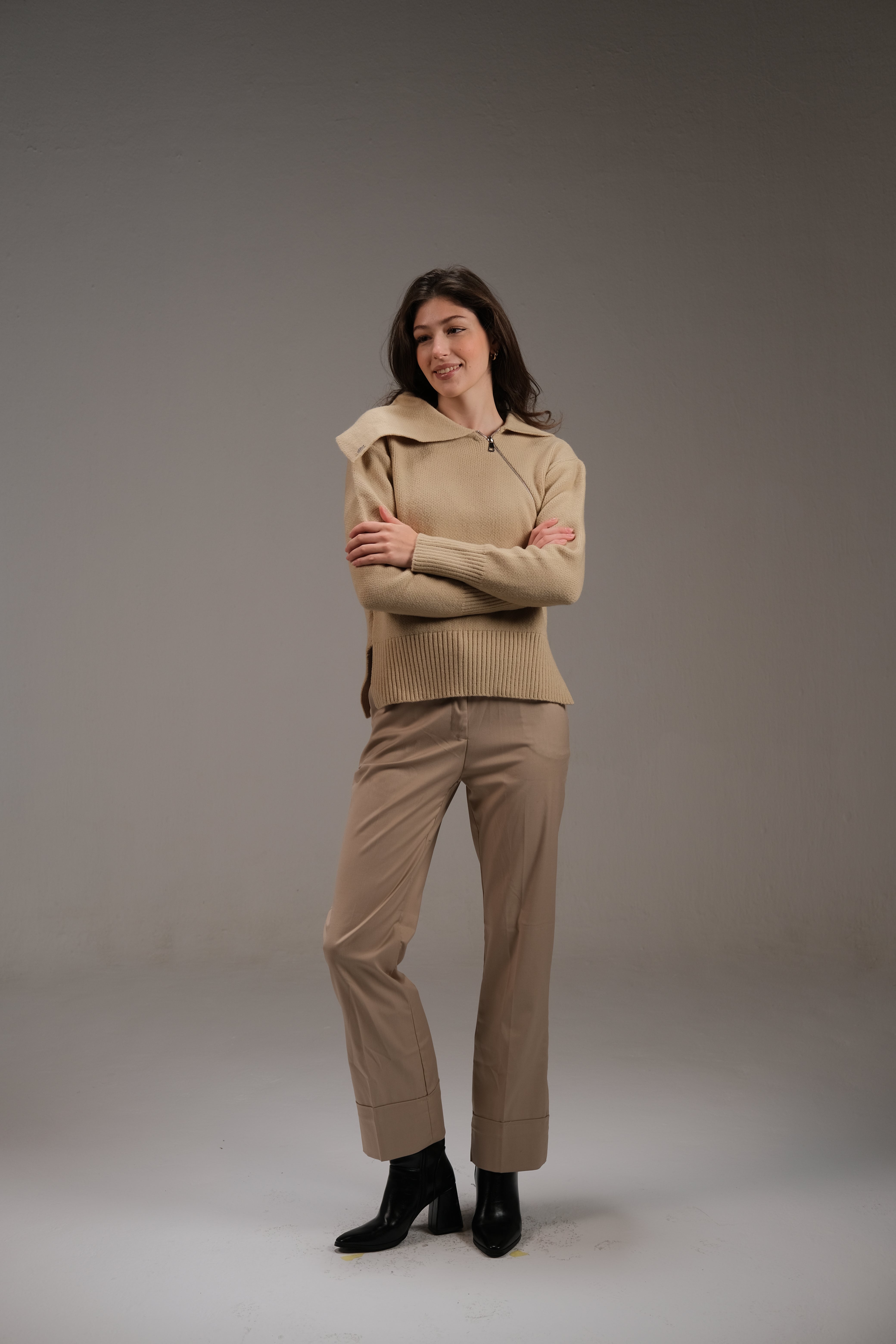 بلوزة قطنية محبوكة باللون البيج