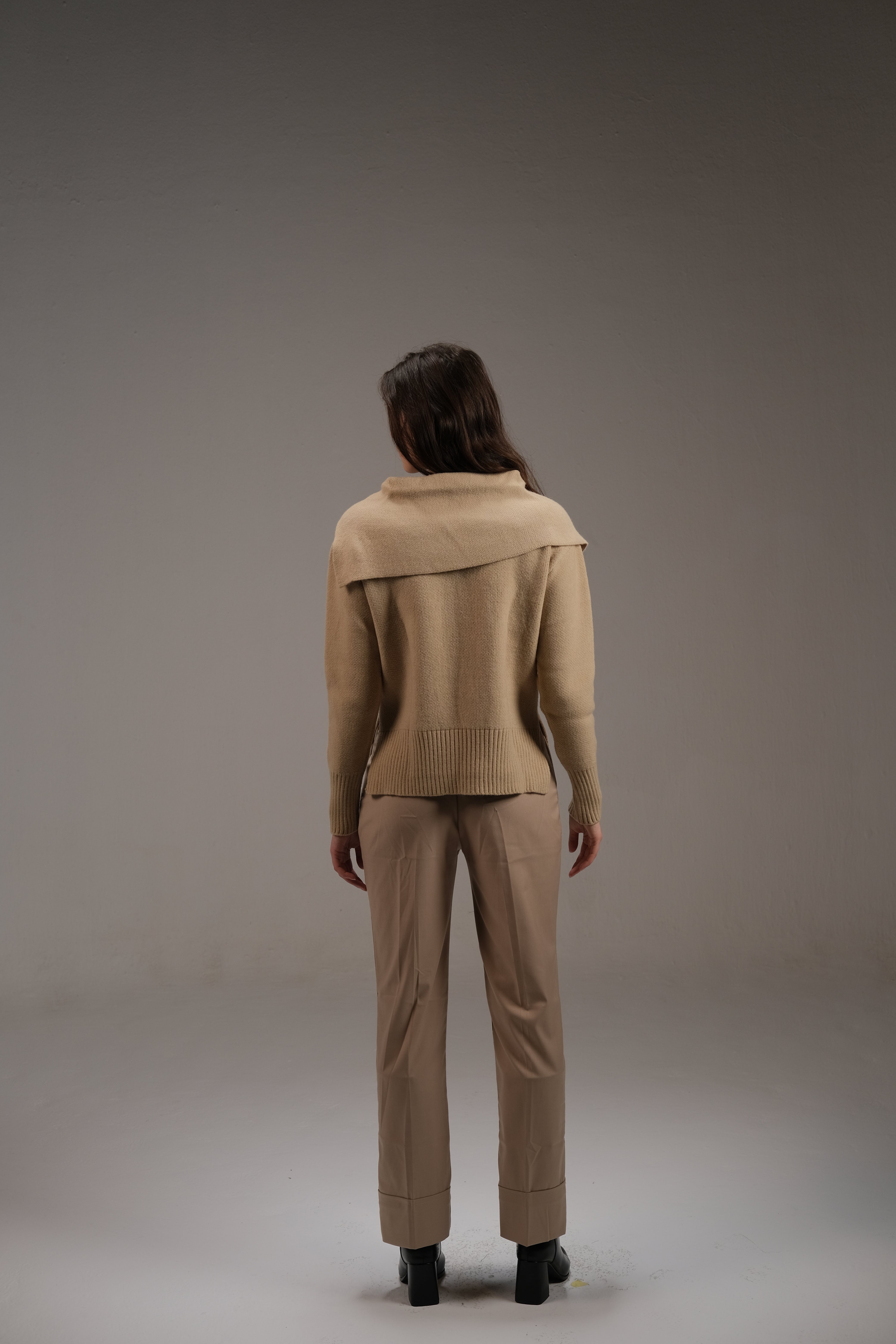 بلوزة قطنية محبوكة باللون البيج