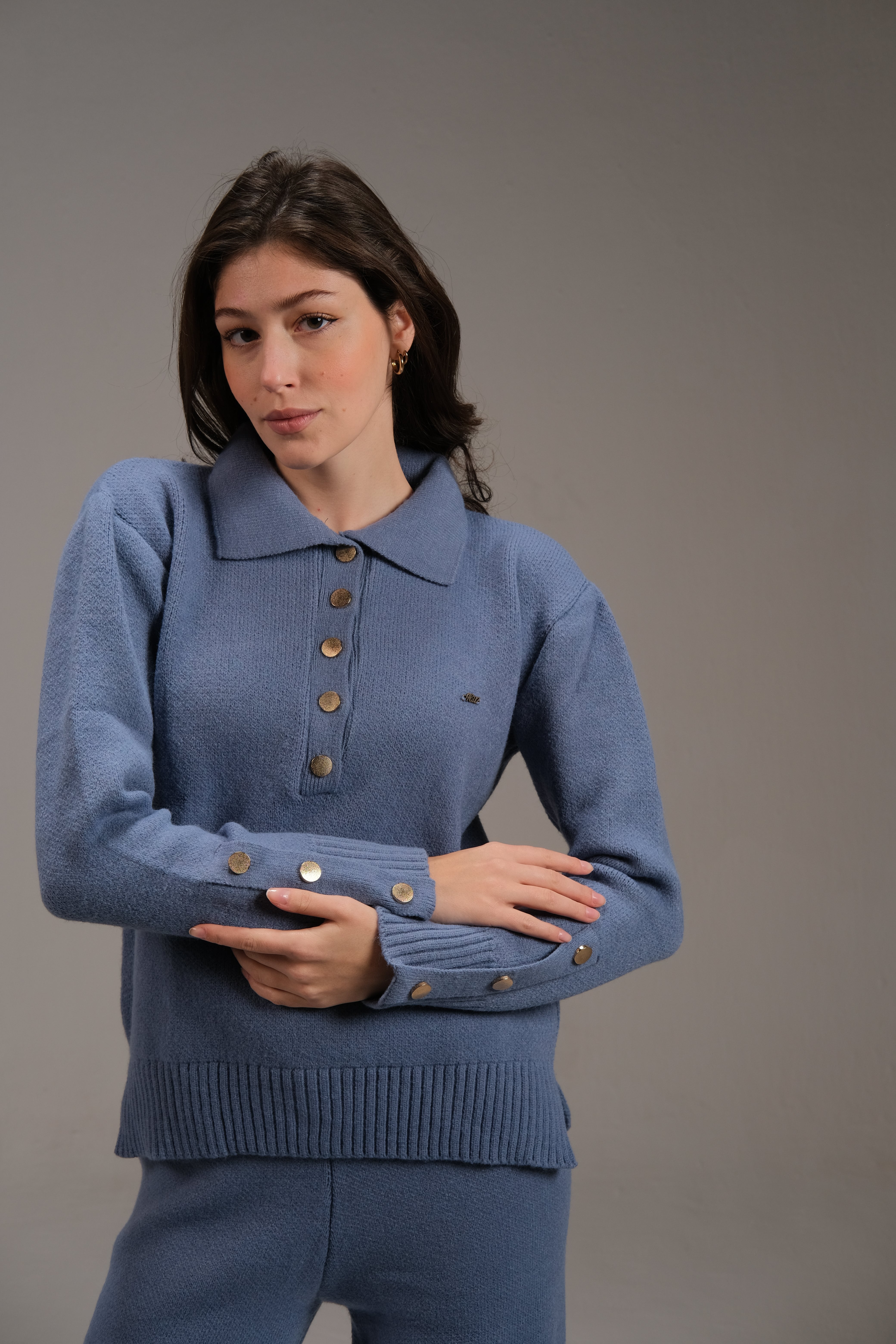 بلوزة قطنية محبوكة بأزرار باللون الأزرق