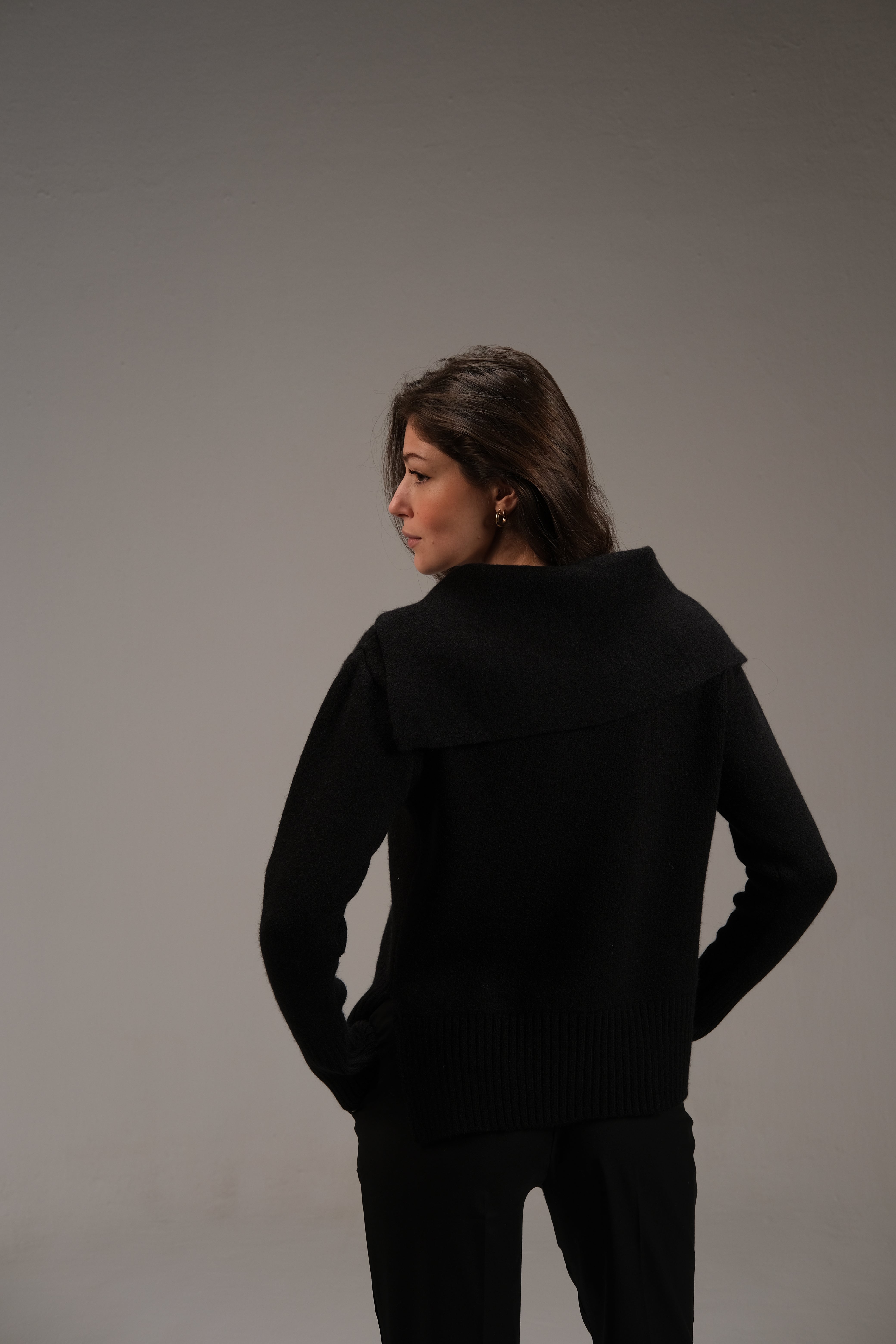 بلوزة قطنية محبوكة باللون الأسود