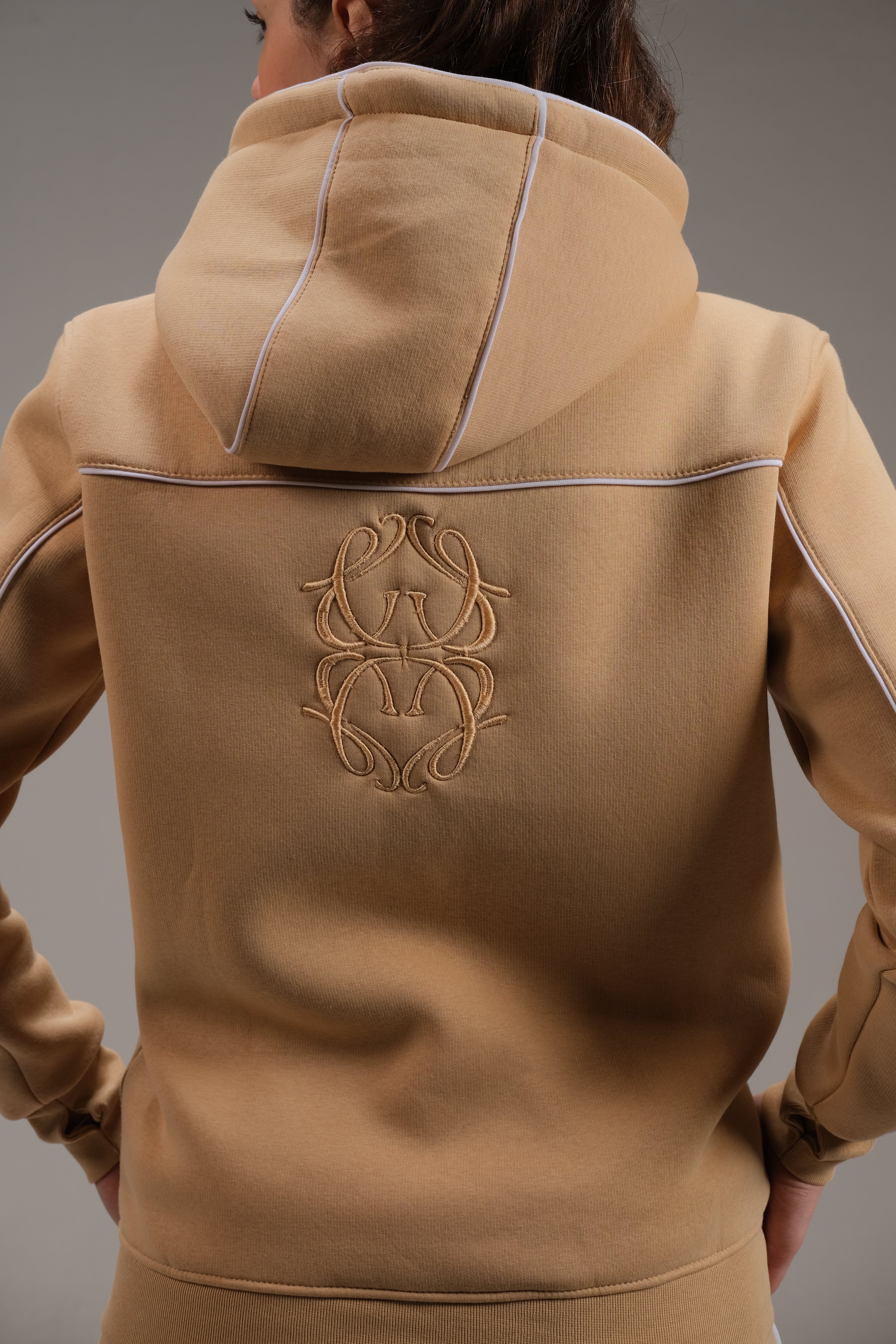 هودي ميلتون باللون البيج