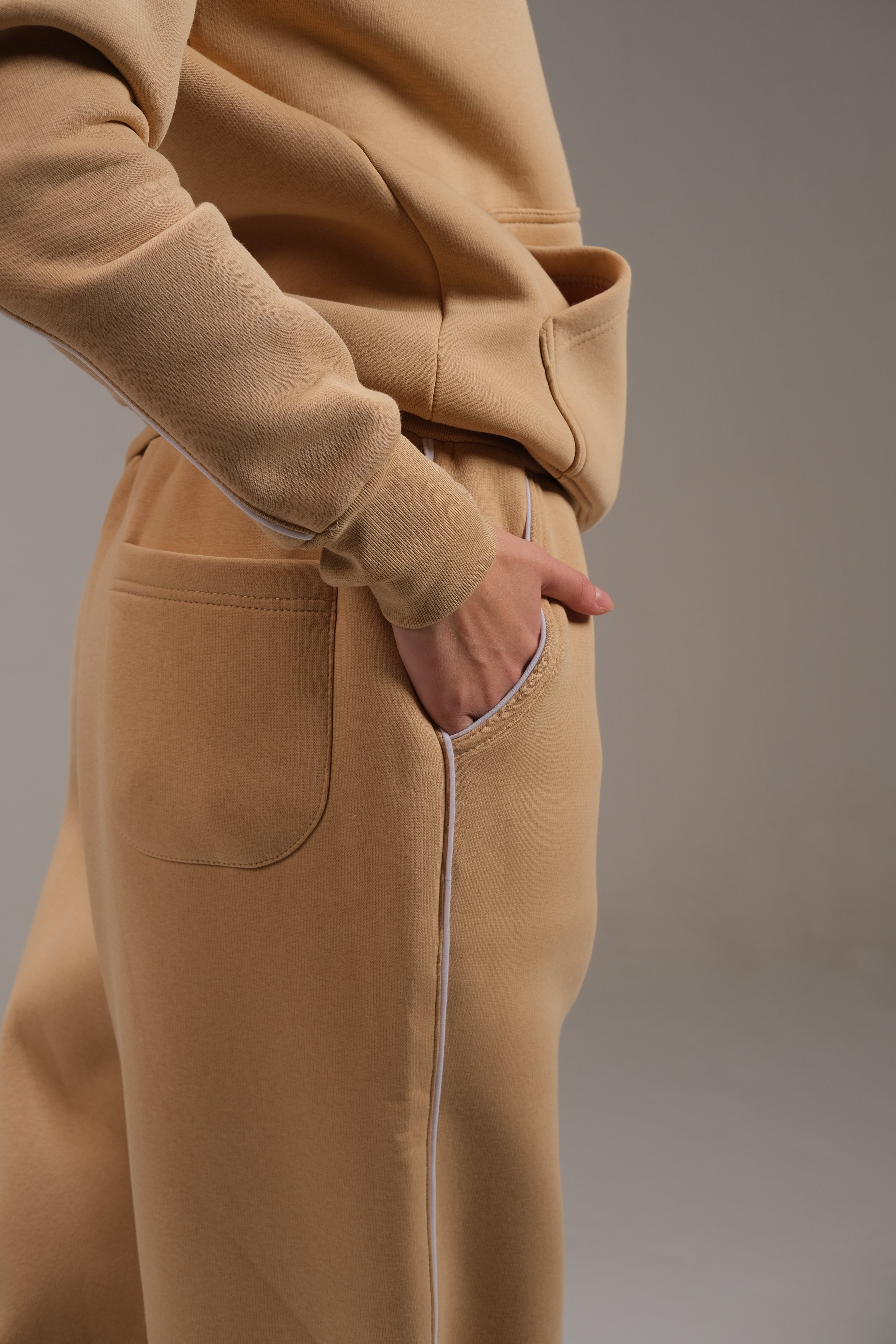 بنطال رياضي من ميلتون باللون البيج