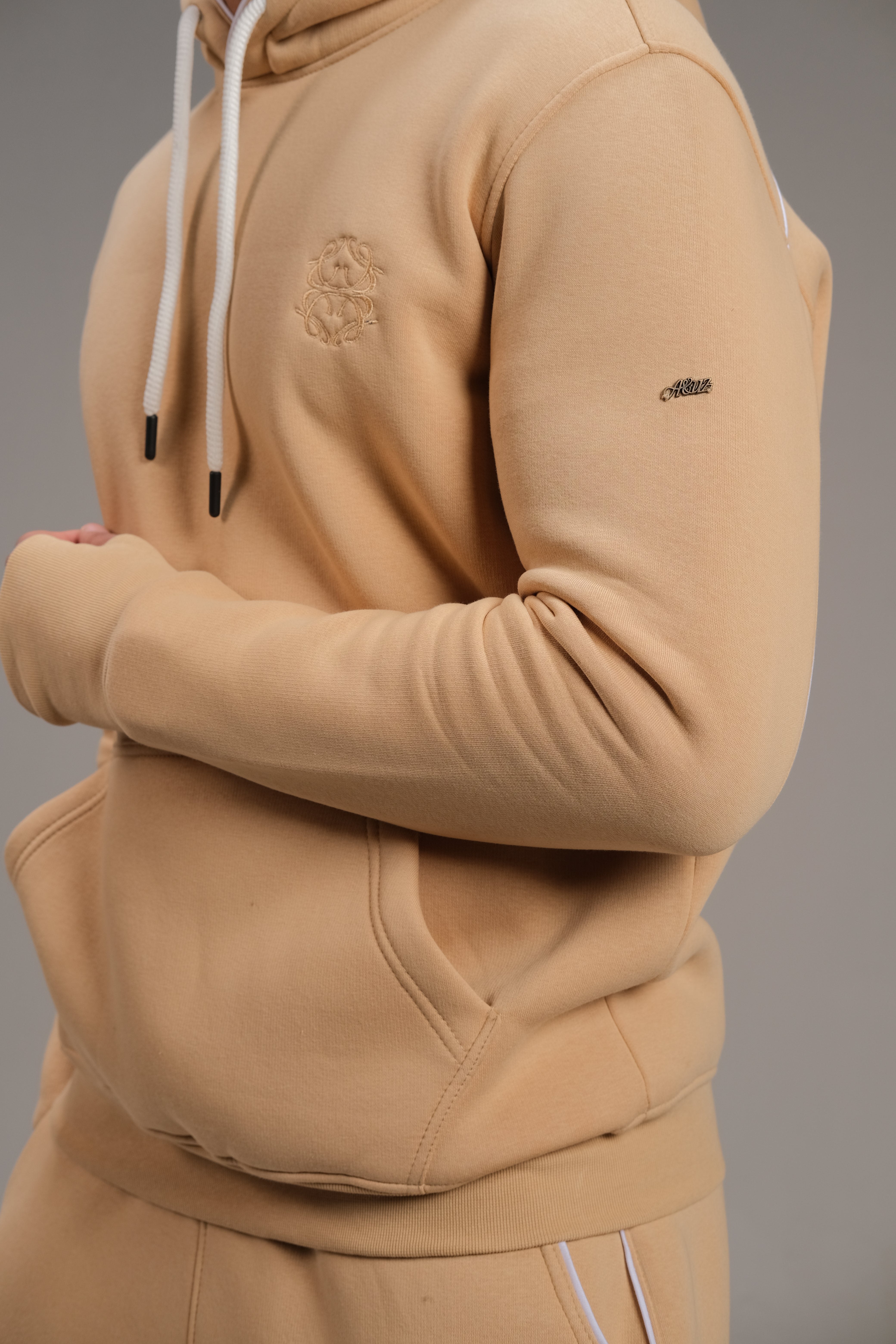 هودي ميلتون باللون البيج