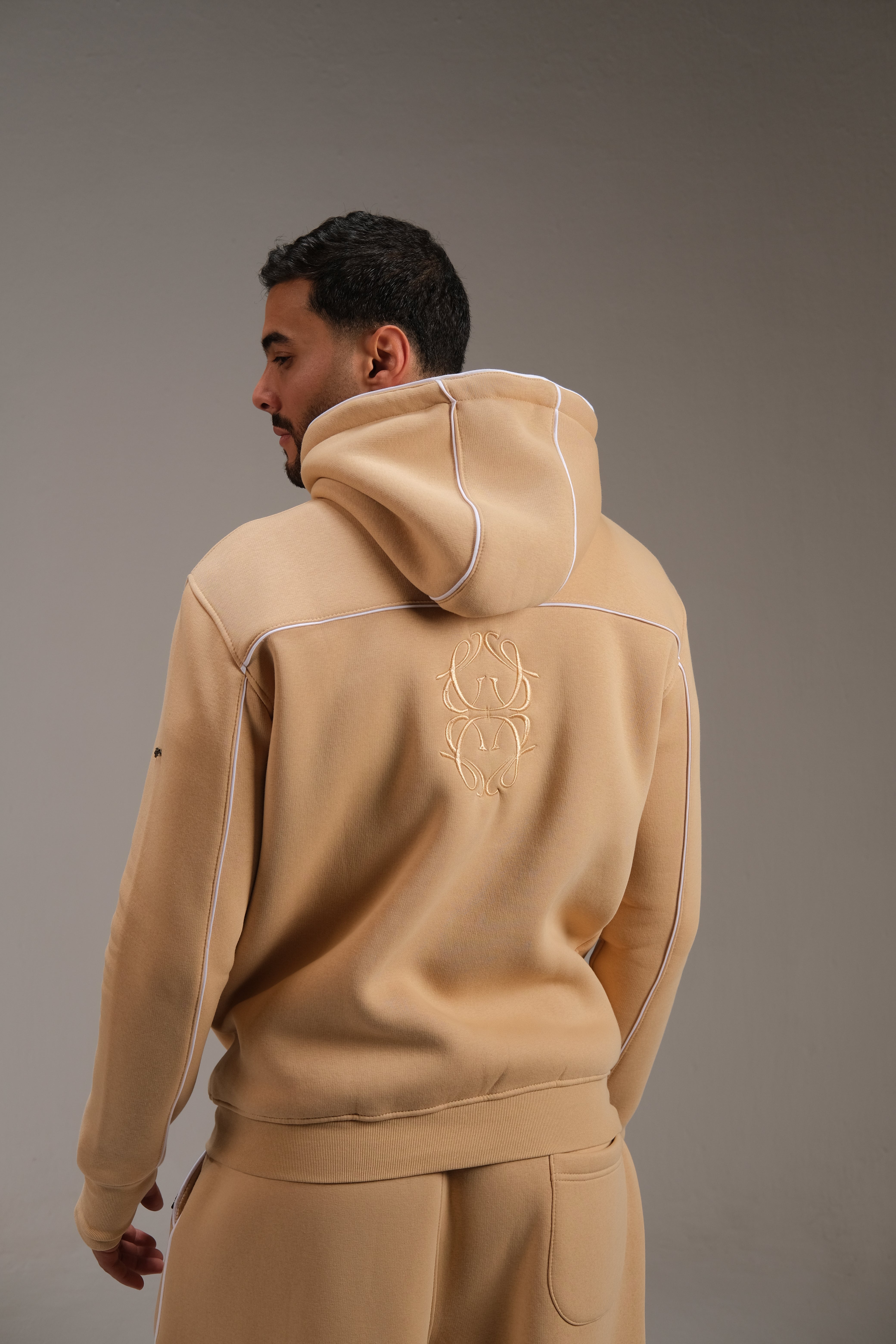 هودي ميلتون باللون البيج