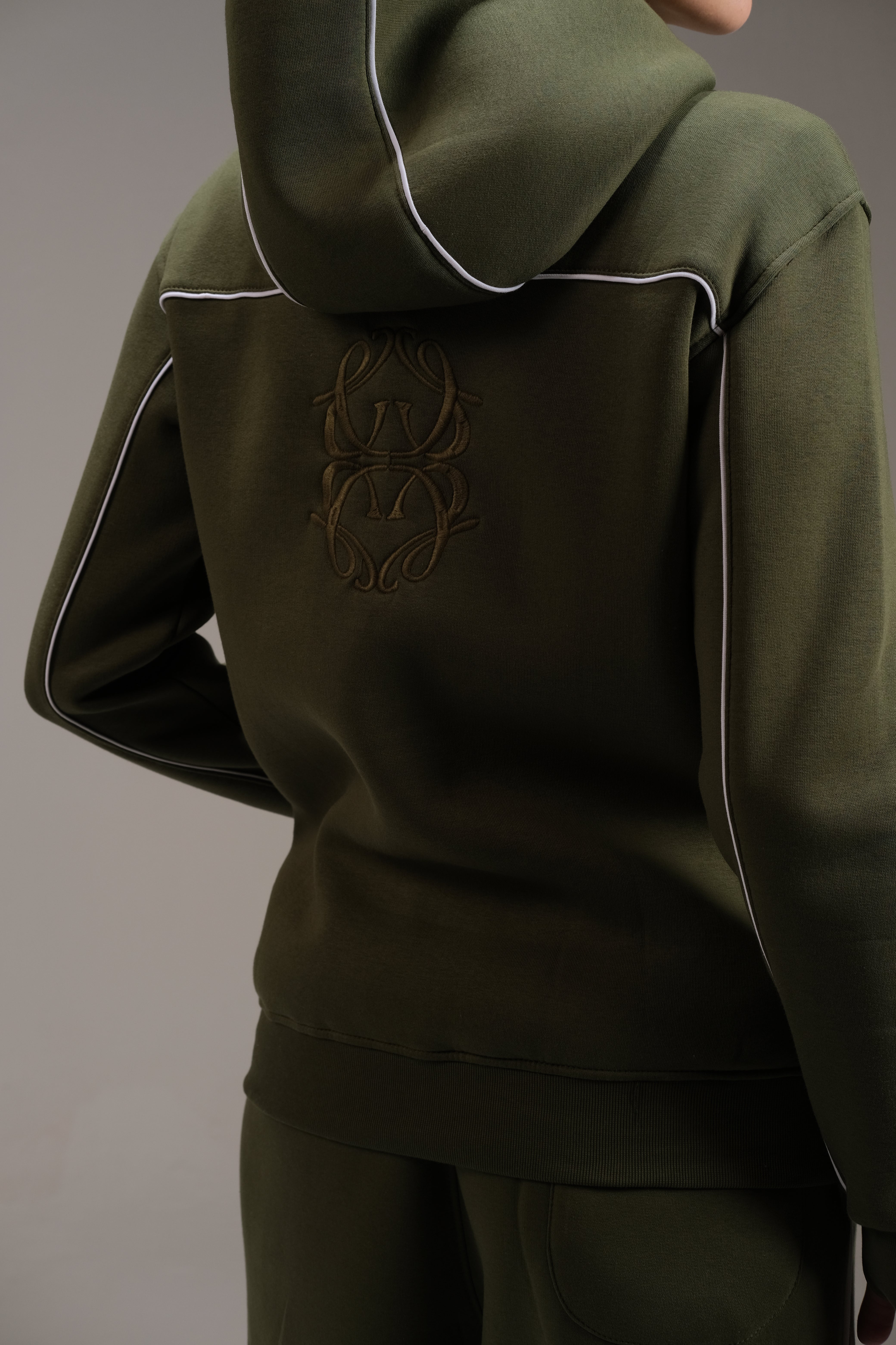 هودي ميلتون باللون الأخضر الزيتوني