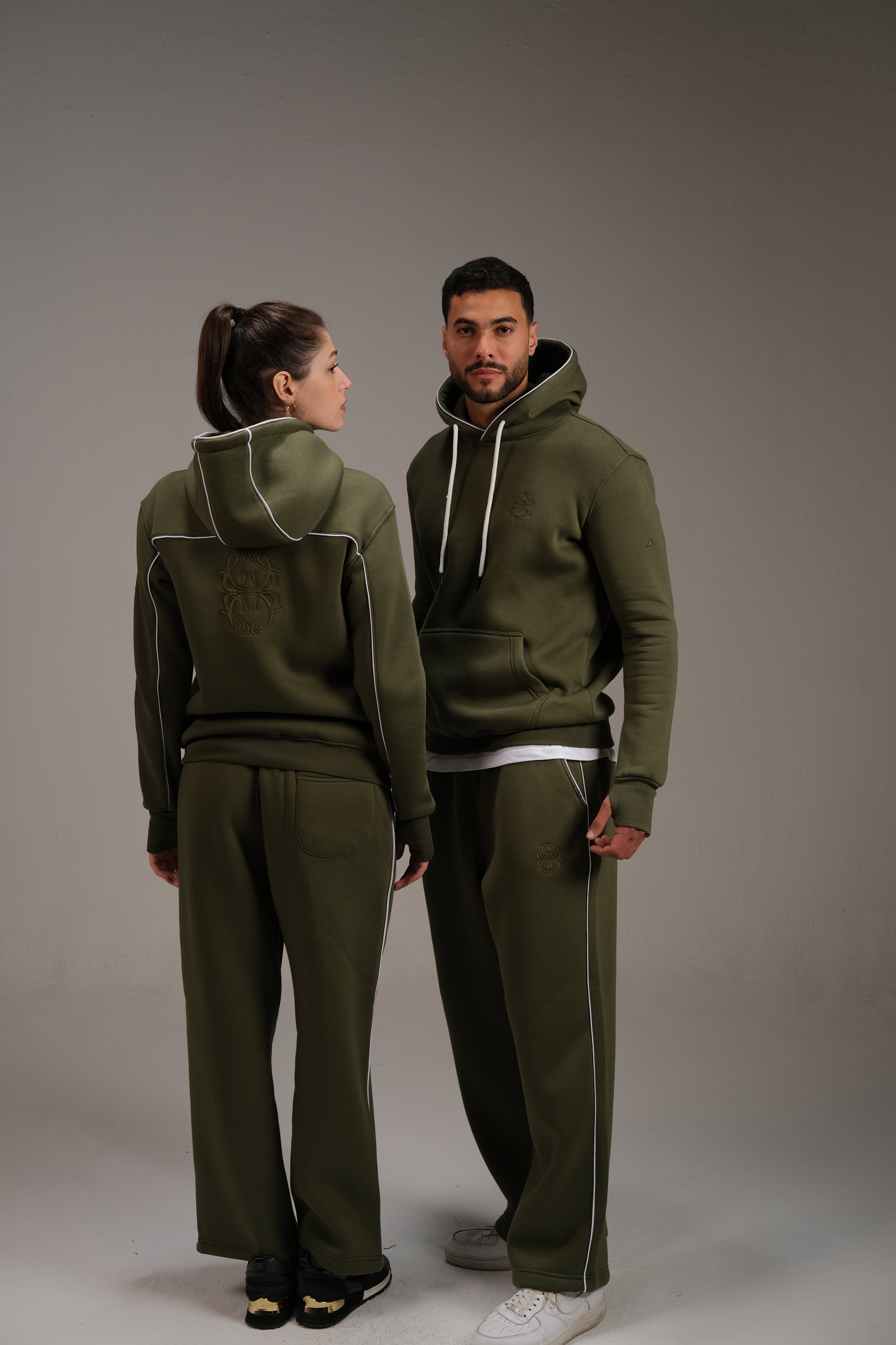 هودي ميلتون باللون الأخضر الزيتوني