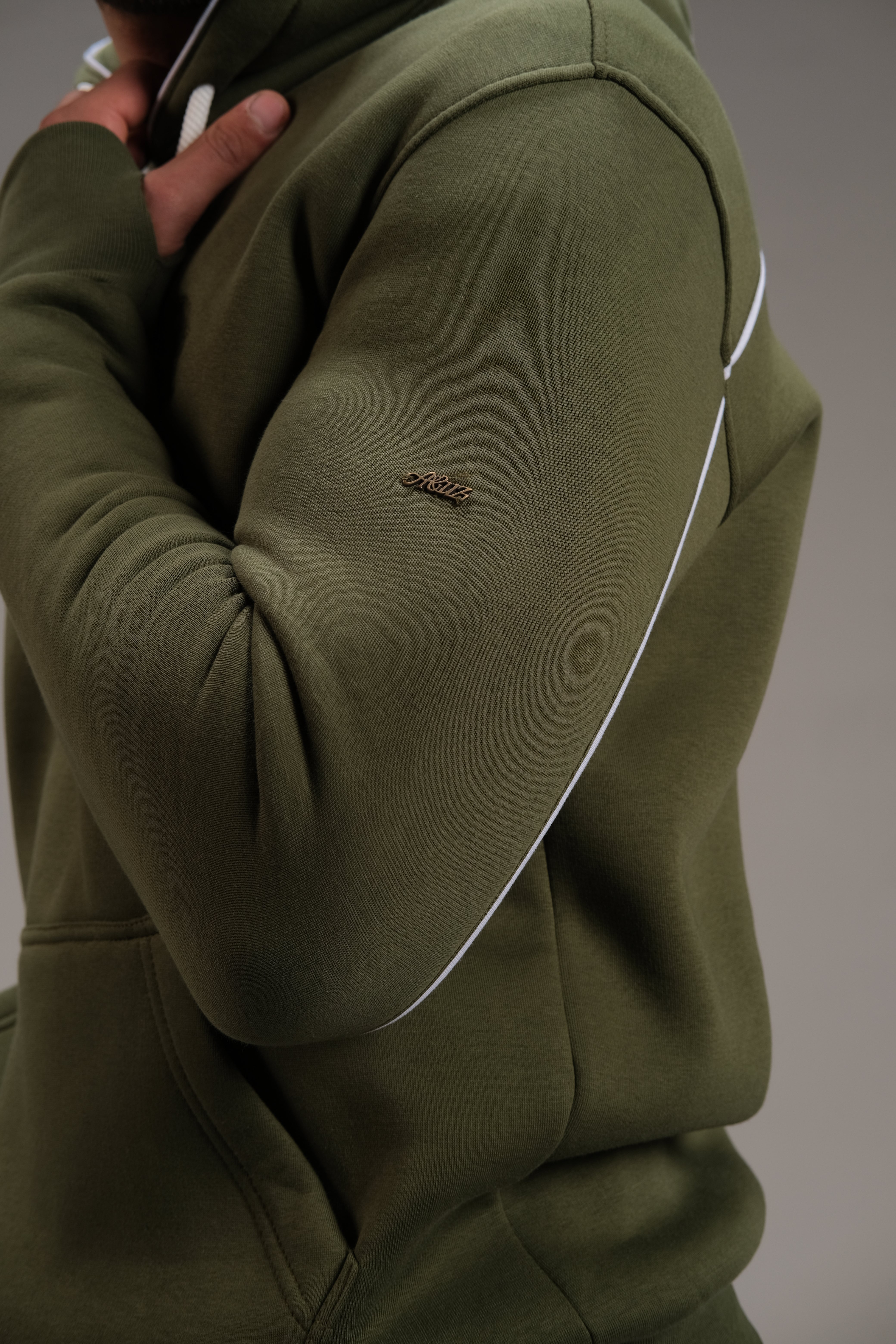 هودي ميلتون باللون الأخضر الزيتوني