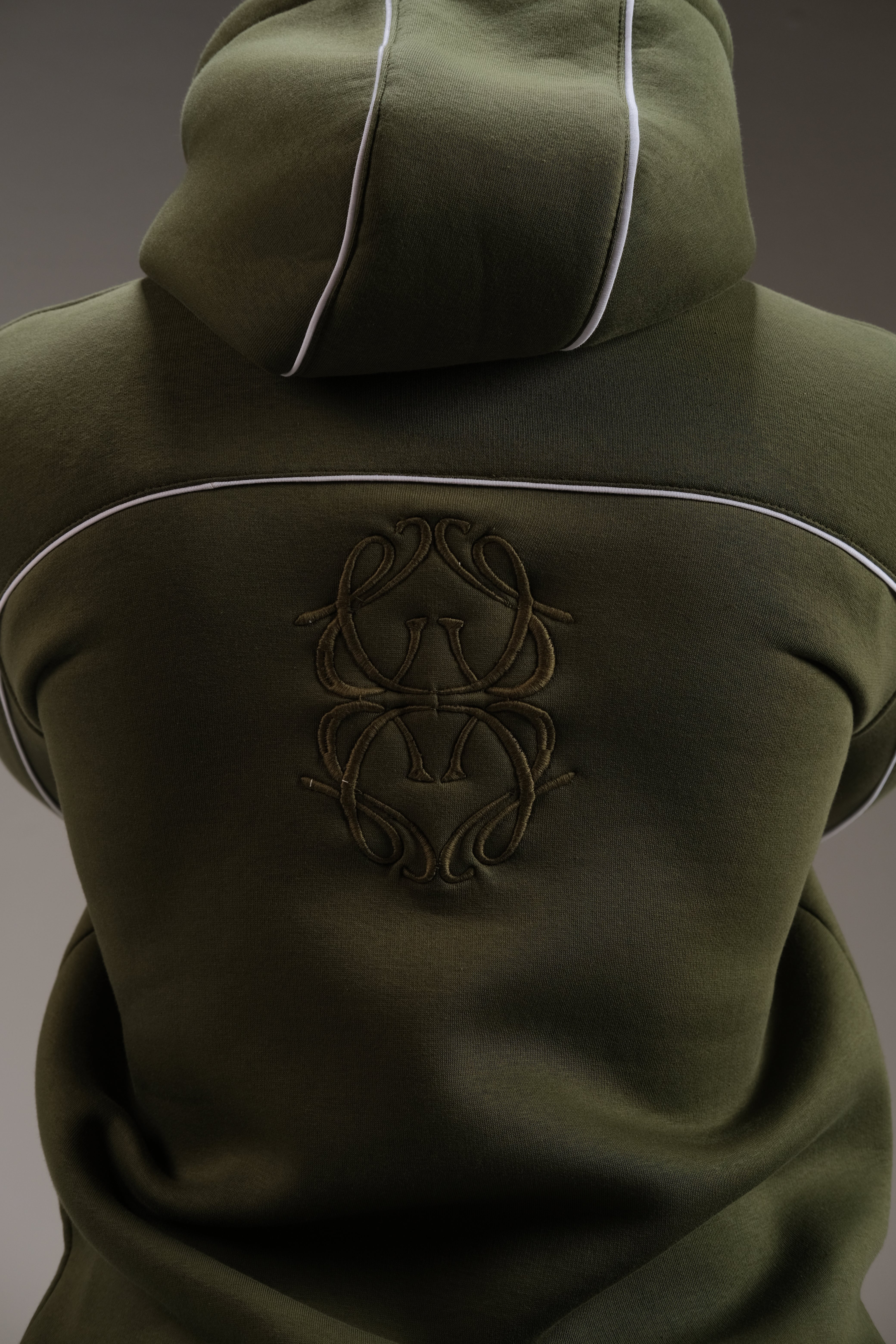 هودي ميلتون باللون الأخضر الزيتوني