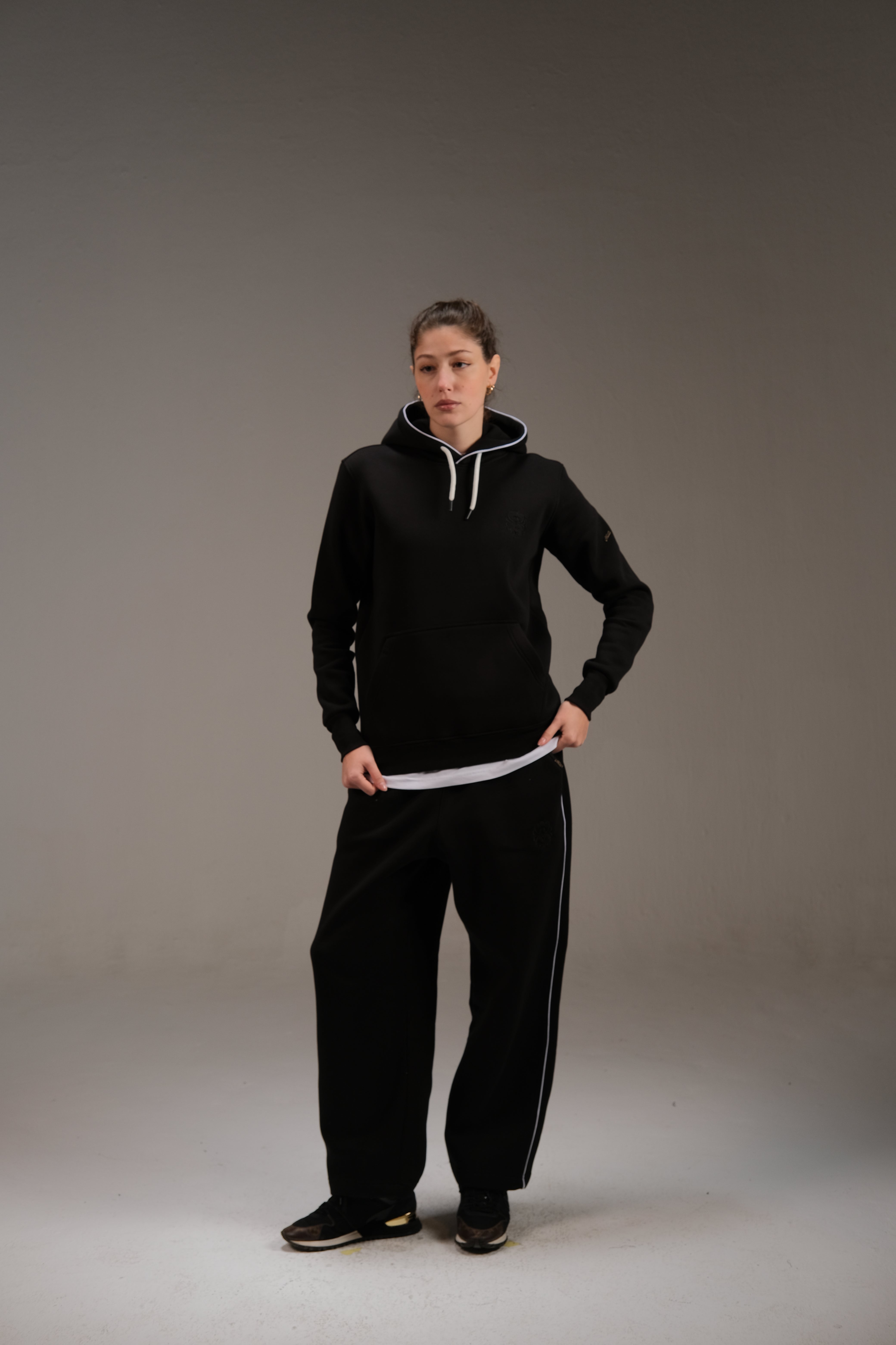 هودي ميلتون باللون الأسود