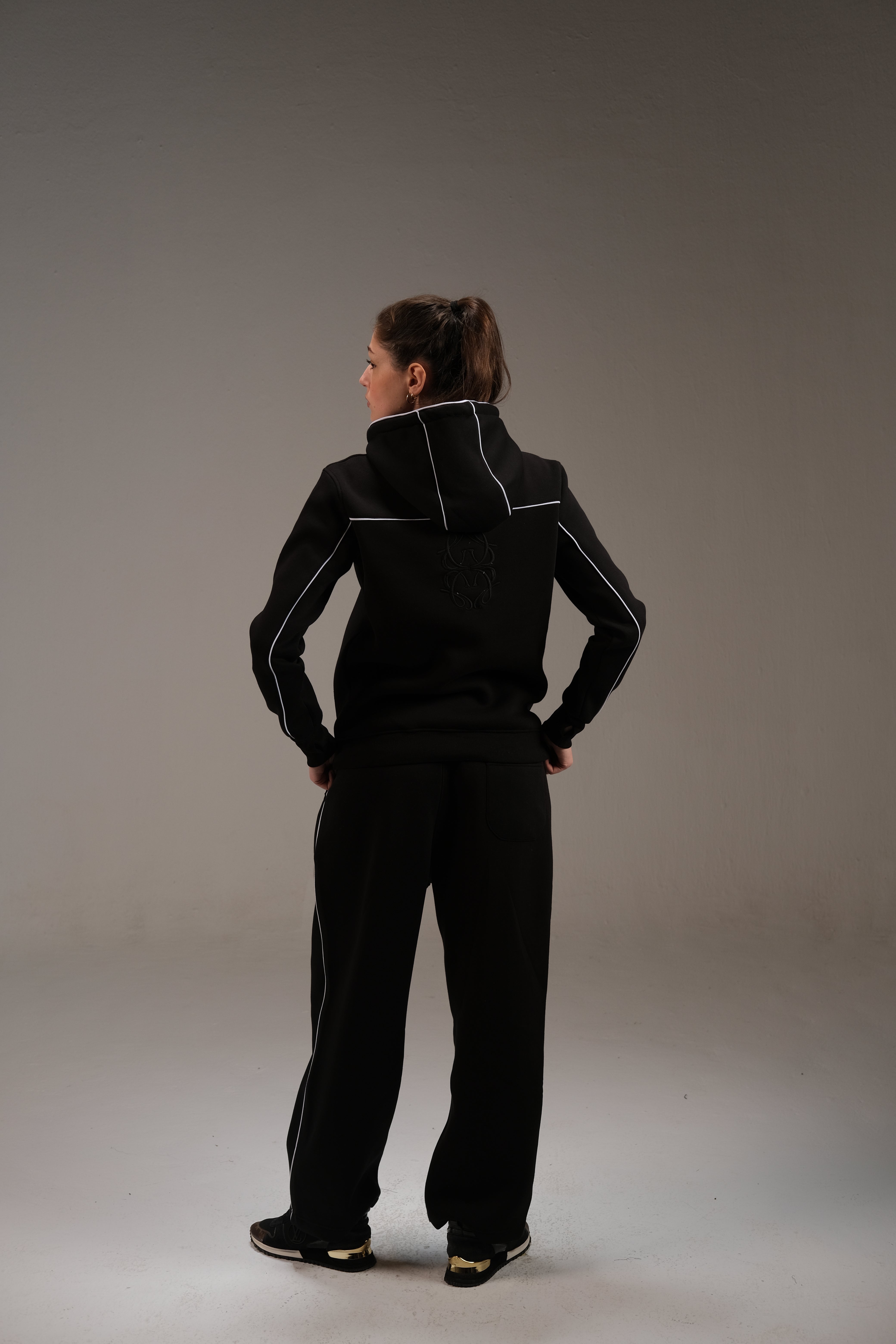 هودي ميلتون باللون الأسود