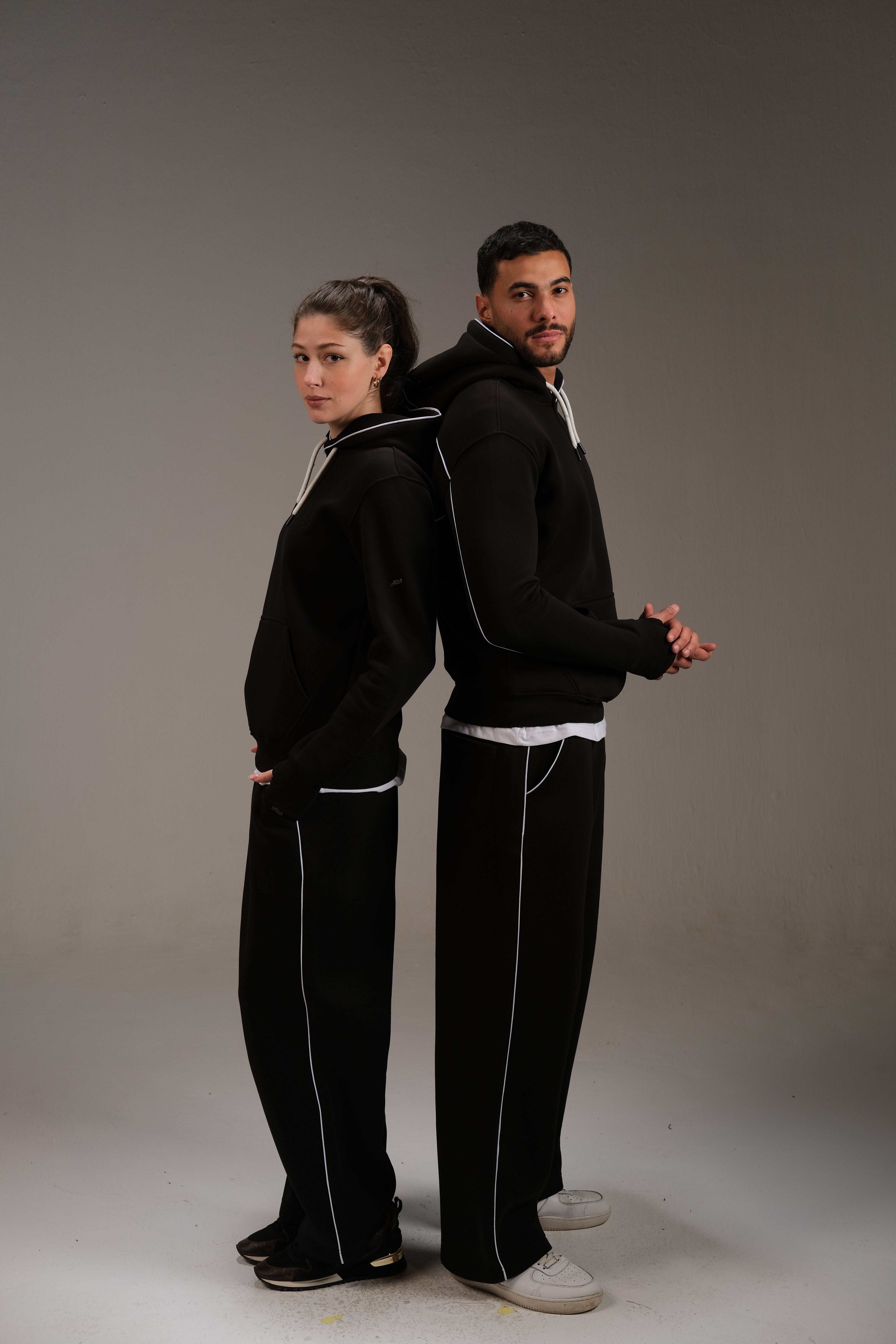 هودي ميلتون باللون الأسود