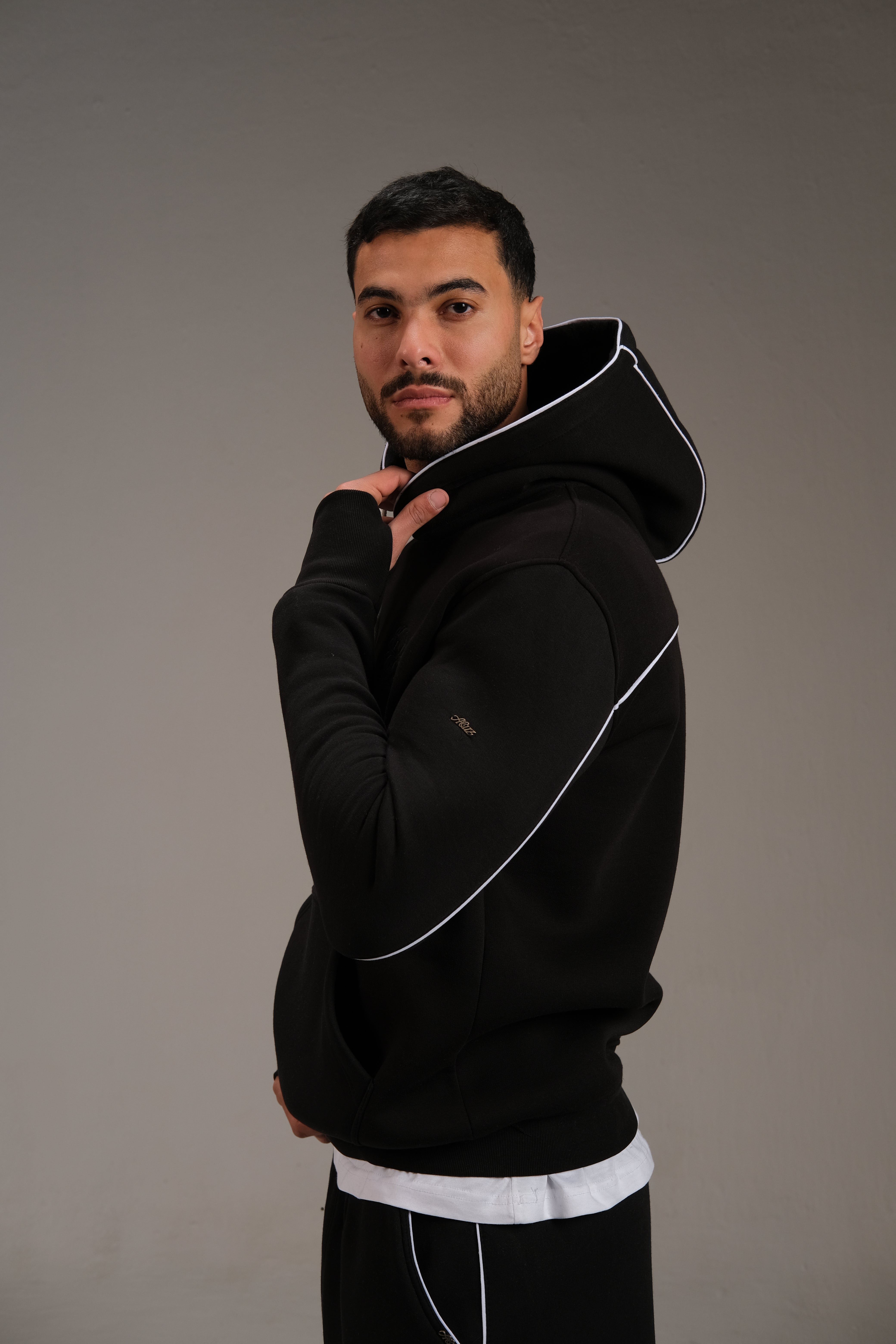 هودي ميلتون باللون الأسود