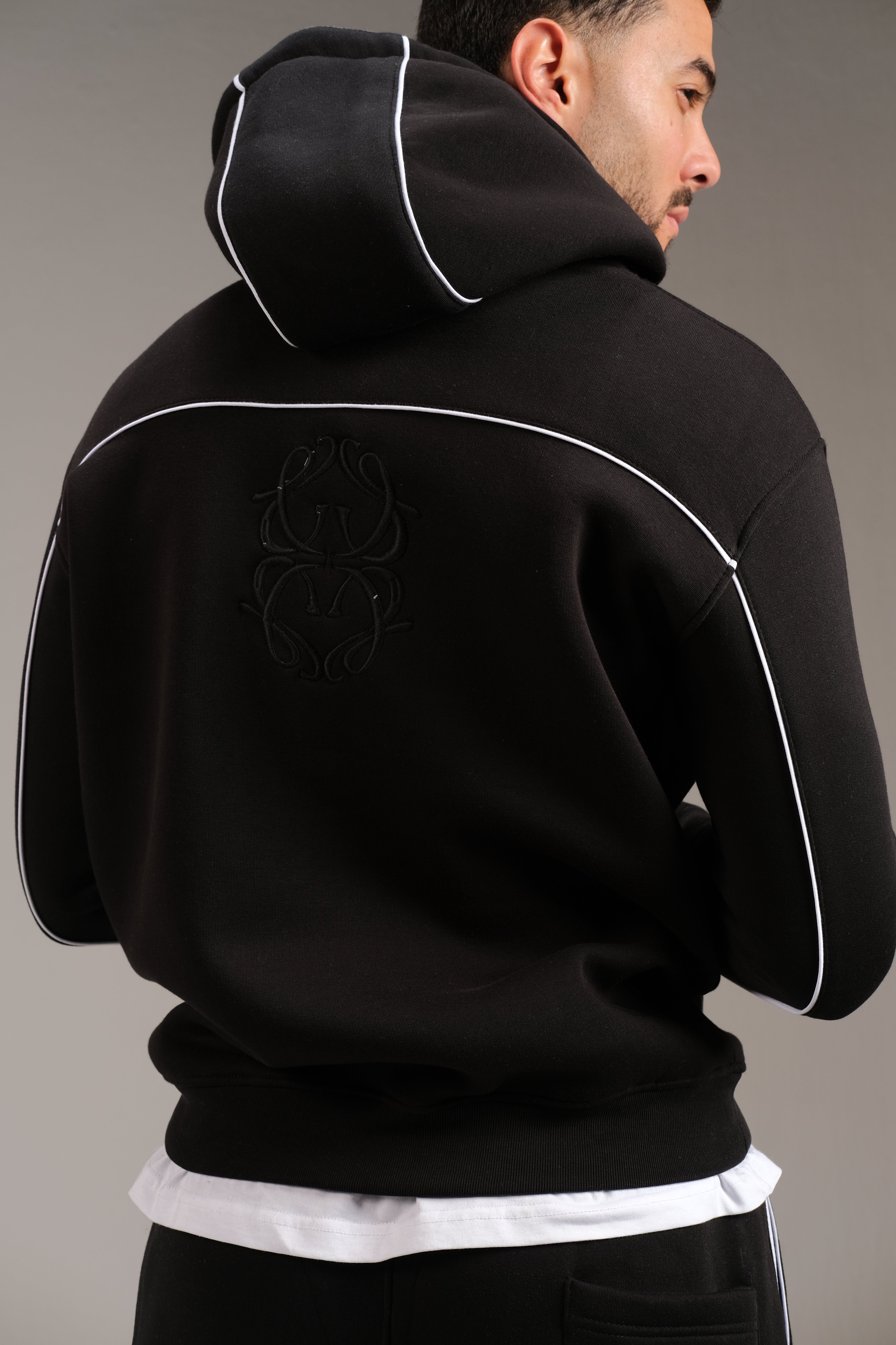 هودي ميلتون باللون الأسود