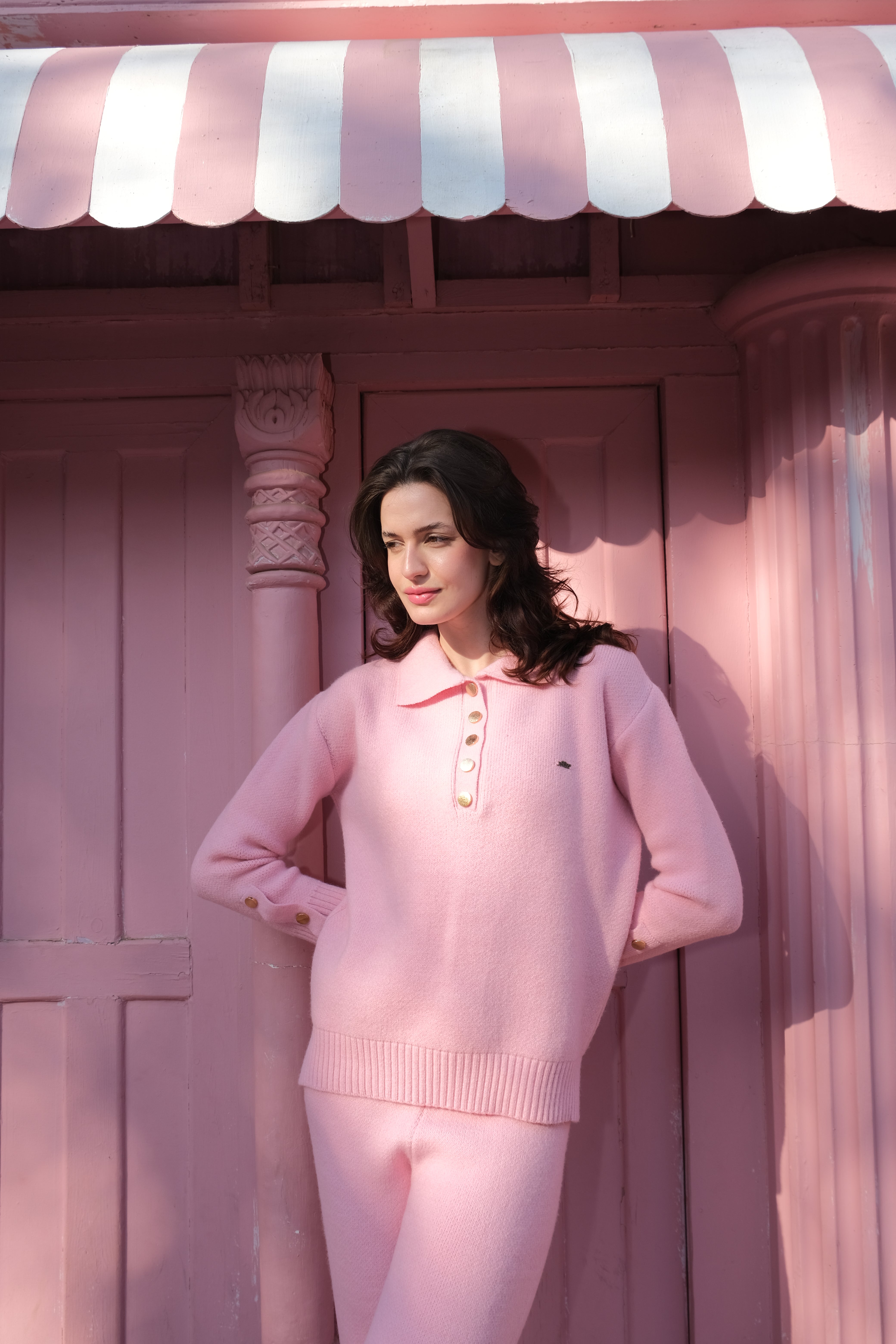 بلوزة قطنية محبوكة بأزرار باللون الوردي