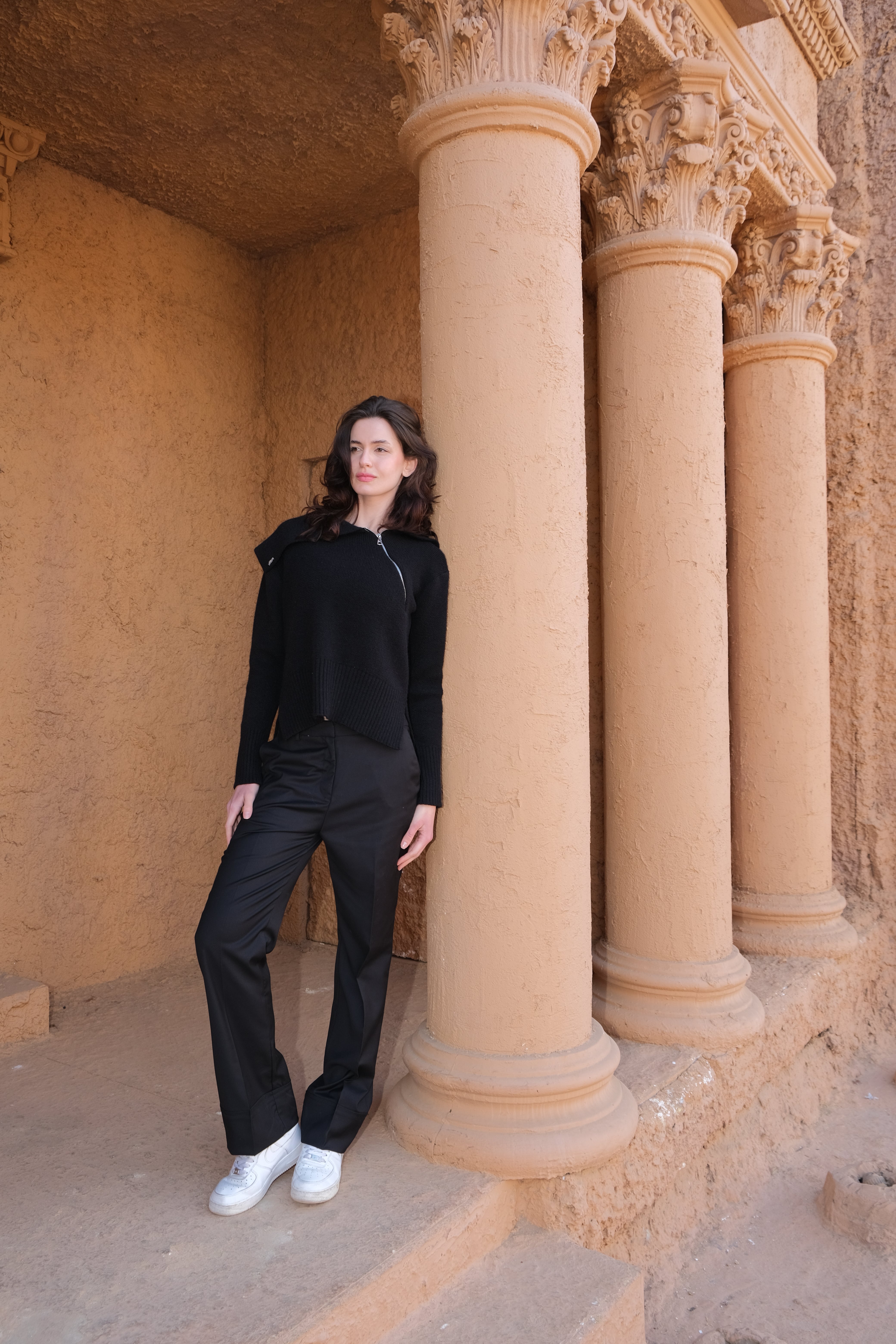 بلوزة قطنية محبوكة باللون الأسود